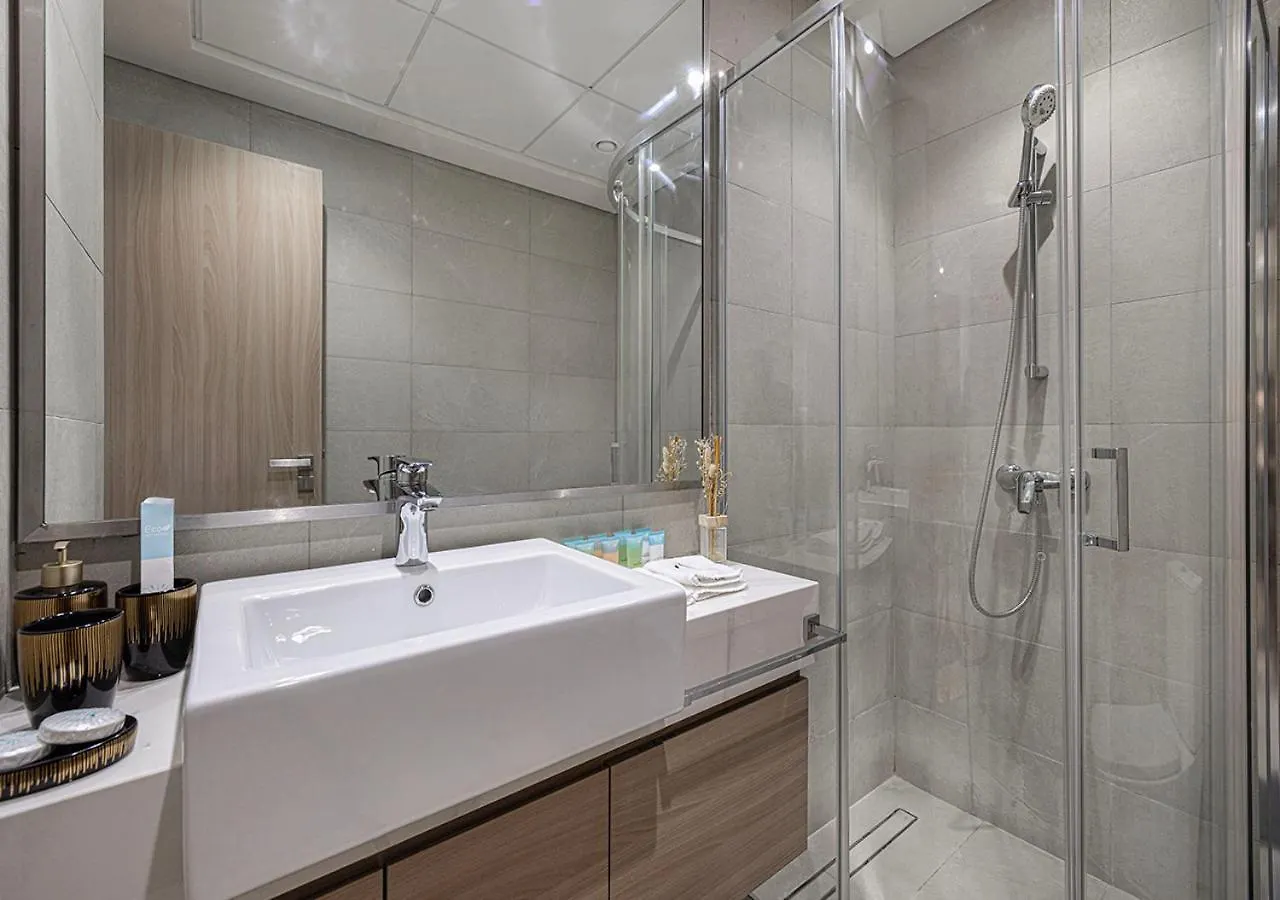 1Br Gem With Pool 15 Mins To Downtown Dubai Apartment